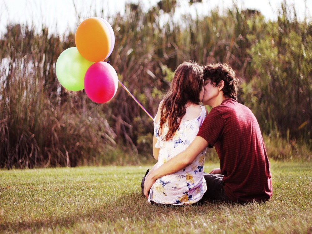 Love_Hate_Kiss_Couple_Balloons_82483_2560x1920